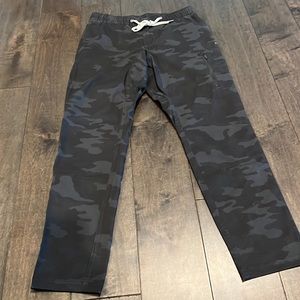 Vuori Ripstop Pant. Size M brand new never worn. Black camo